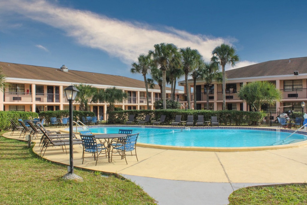 Apm Inn and Suites - Outdoor Pool-5
