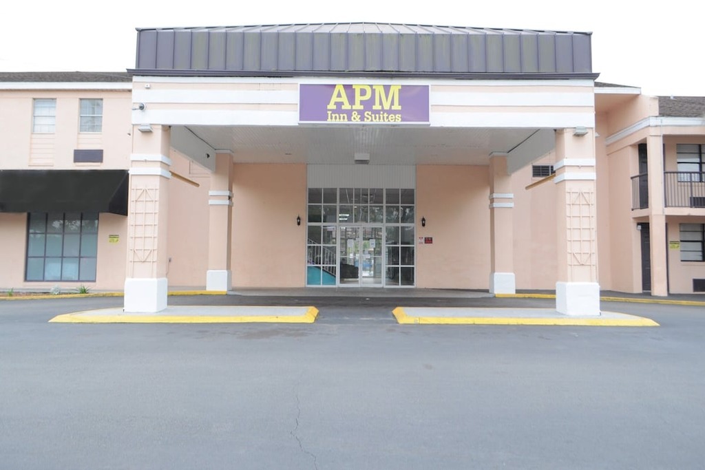 Apm Inn and Suites - Exterior-3