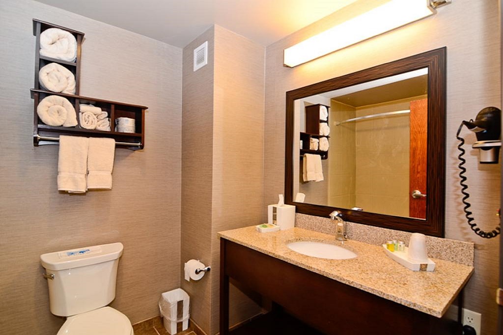 Astoria Hotel & Event Center - Room Bathroom-2