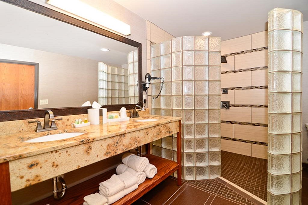 Astoria Hotel & Event Center - Room Bathroom-1