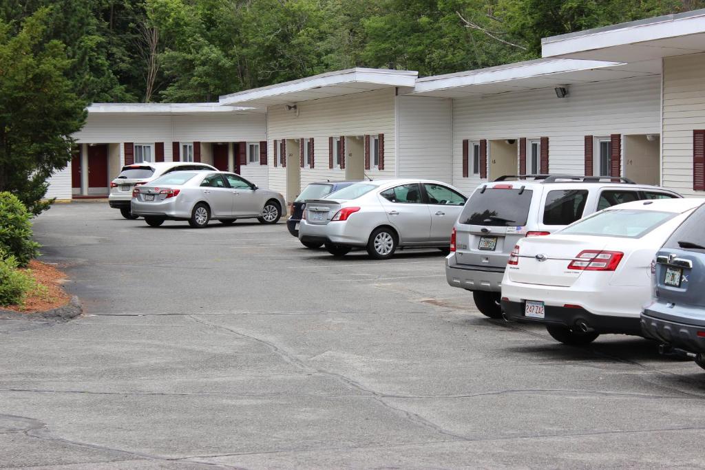 Bedford Motel - Parking Area