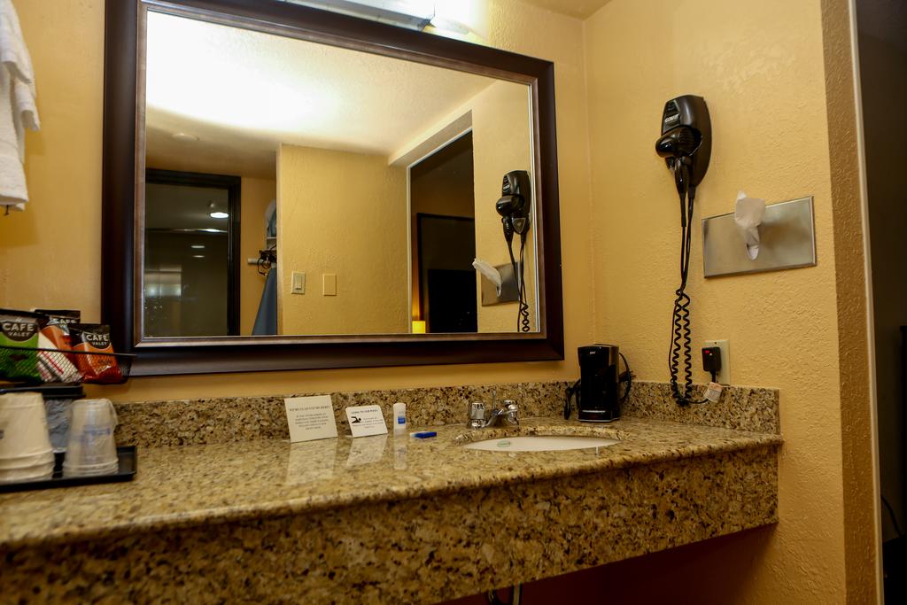 Best Western Inn of Del Rio - Room Bathroom