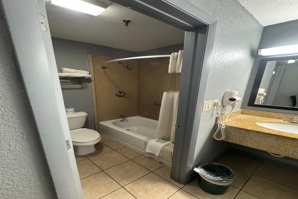 Budget Inn Sanford - Combined Bathroom-3