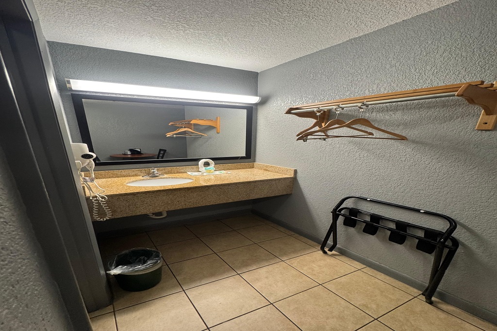 Budget Inn Sanford - Combined Bathroom-4