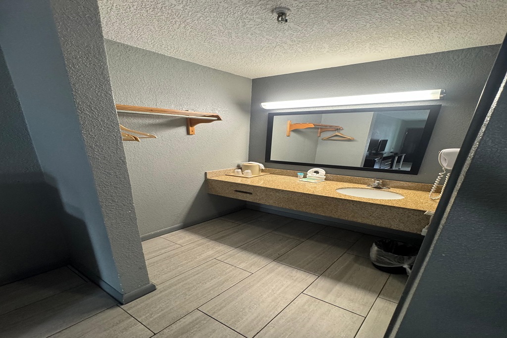 Budget Inn Sanford - Combined Bathroom-1