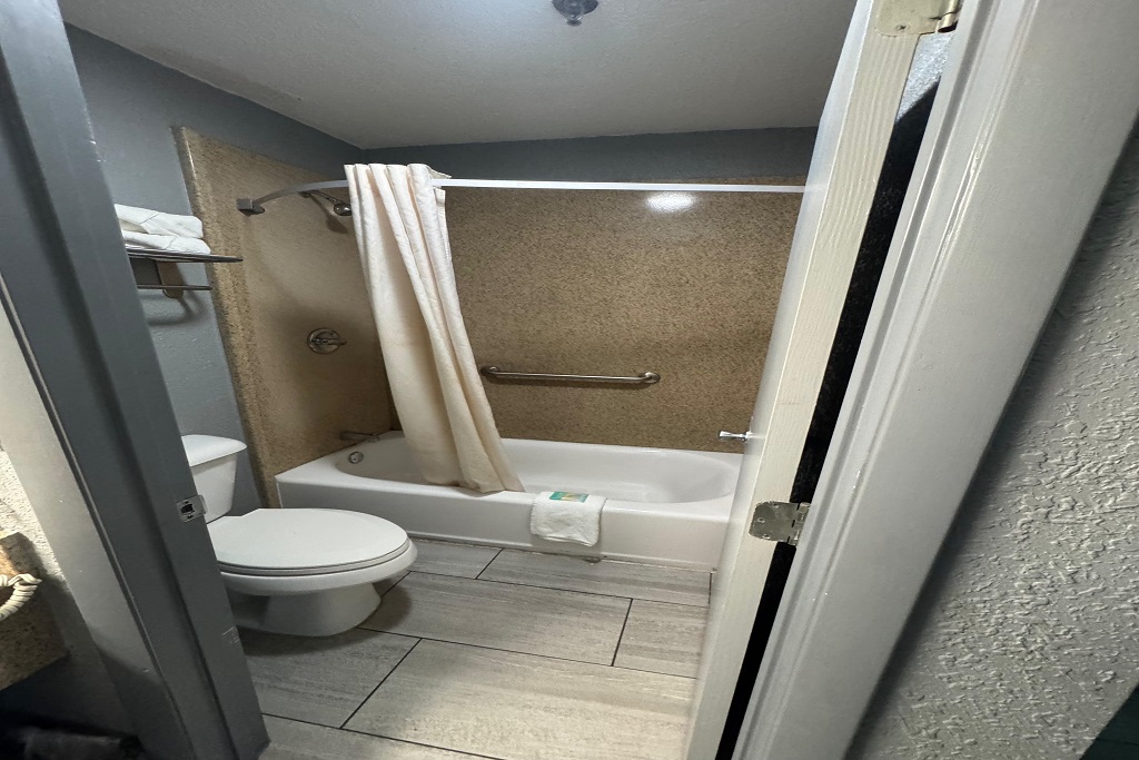 Budget Inn Sanford - Combined Bathroom-2