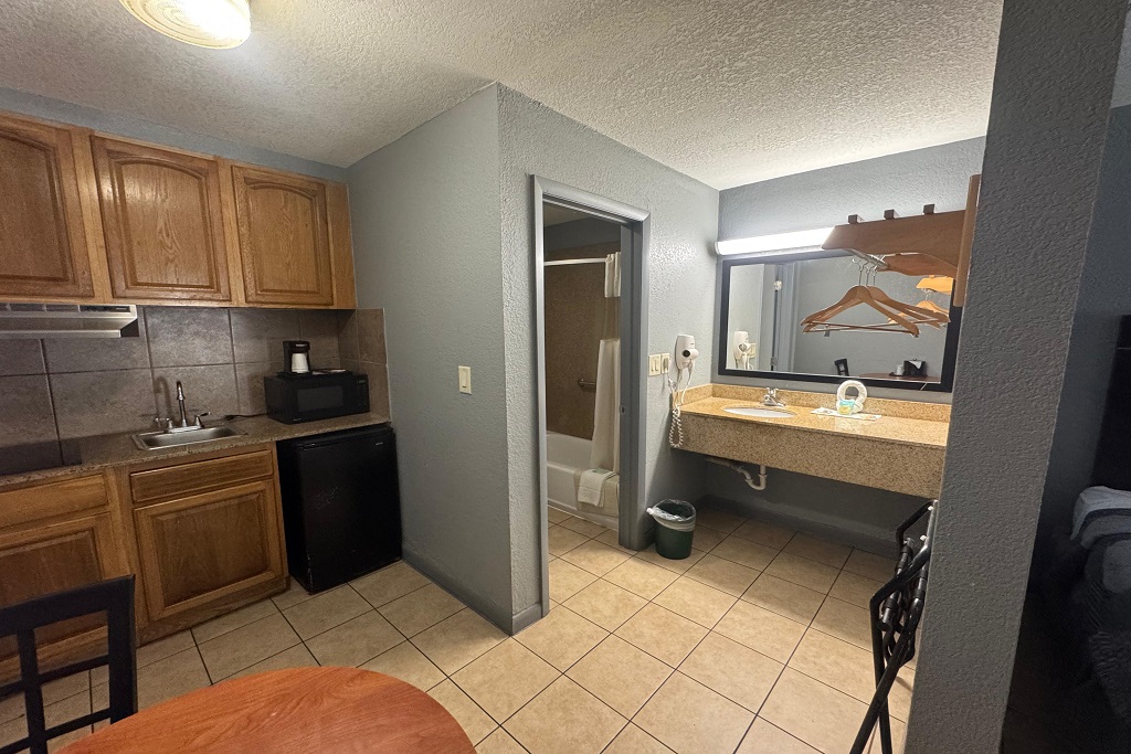 Budget Inn Sanford - Combined Bathroom