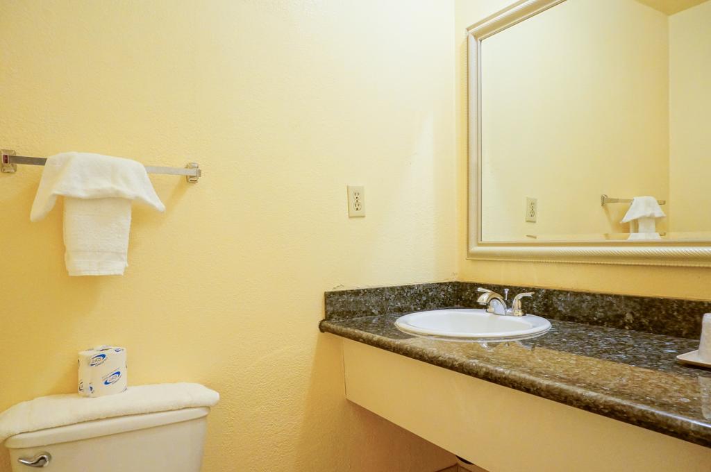 Budget Inn Redwood City - Room Bathroom