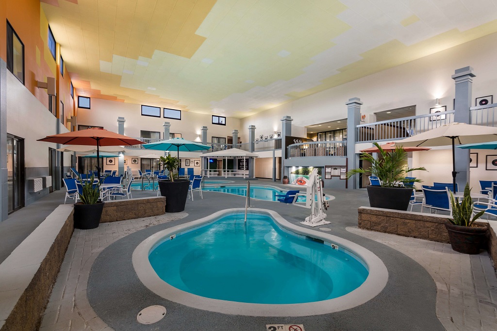 Hotel Revel Minot - Indoor Pool-1