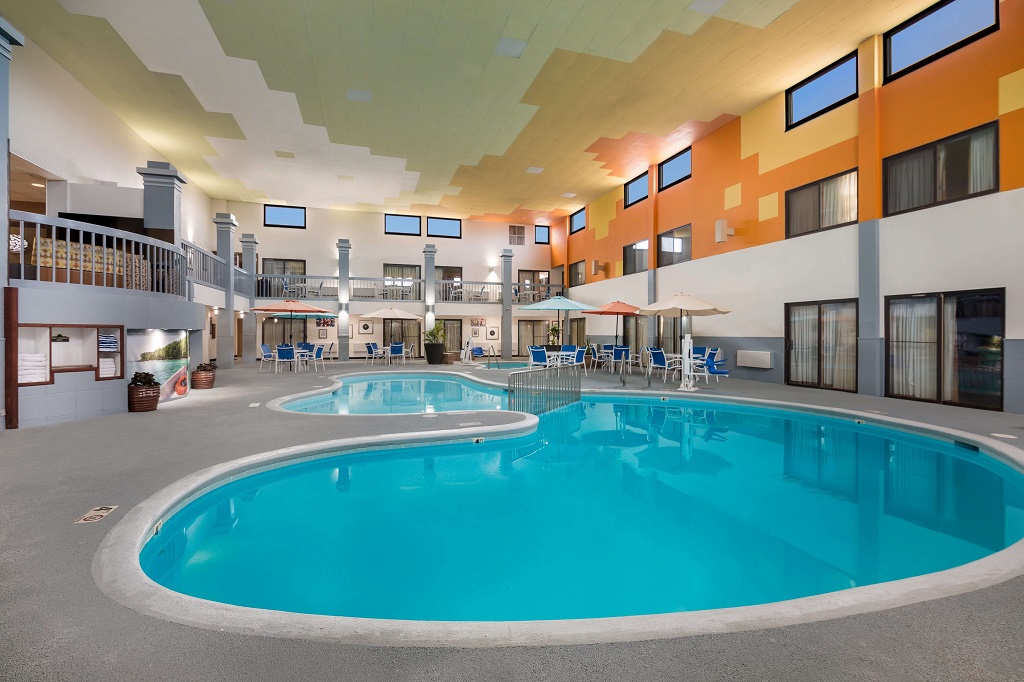 Hotel Revel Minot - Indoor Pool-2