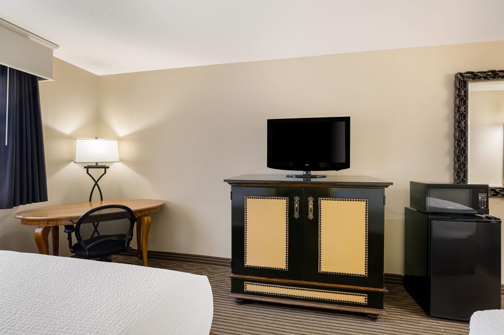 Hotel Revel Minot - Queen Double Beds Room-7