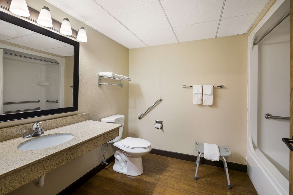 Hotel Revel Minot - Room Bathroom-1