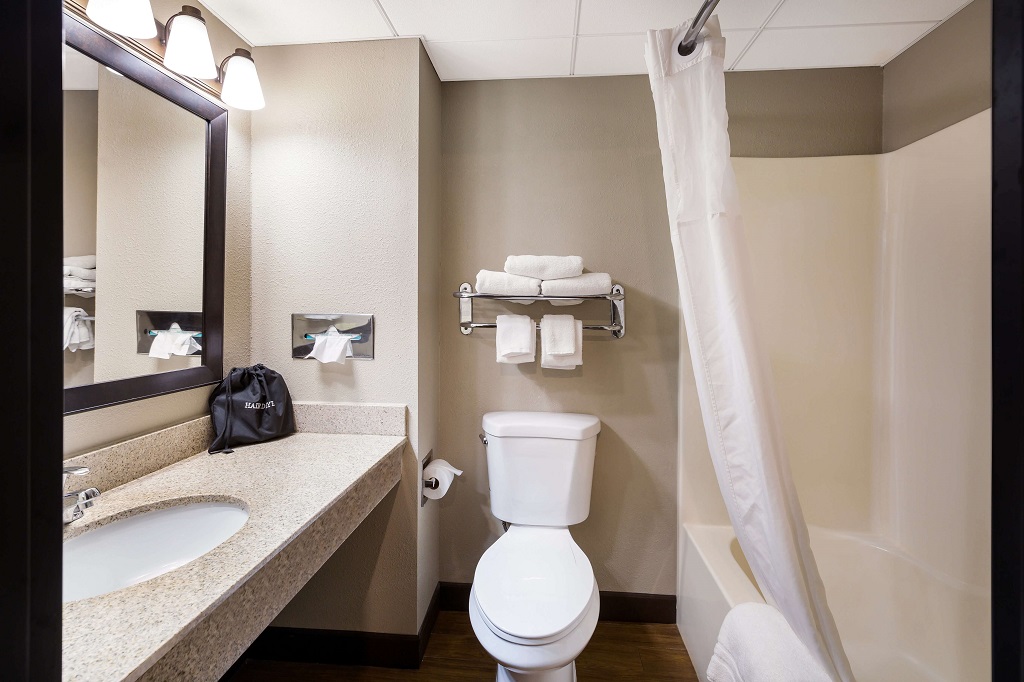 Hotel Revel Minot - Room Bathroom-3