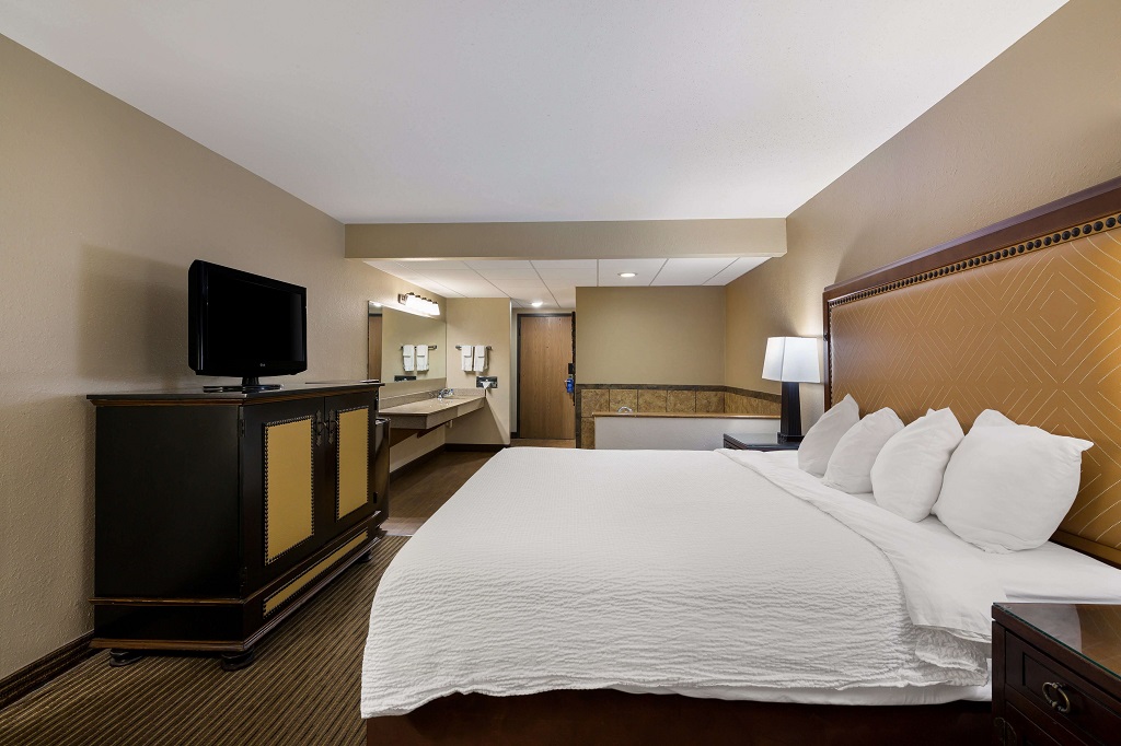 Hotel Revel Minot - Single Bedroom-7