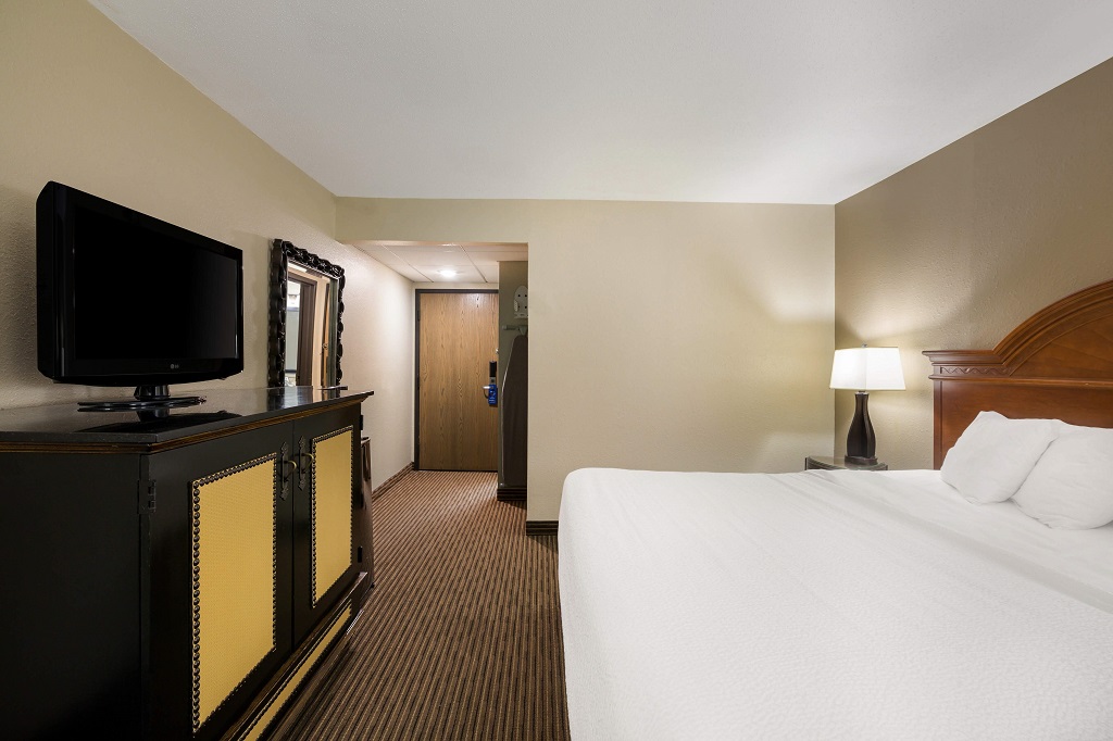 Hotel Revel Minot - Single Bedroom-2