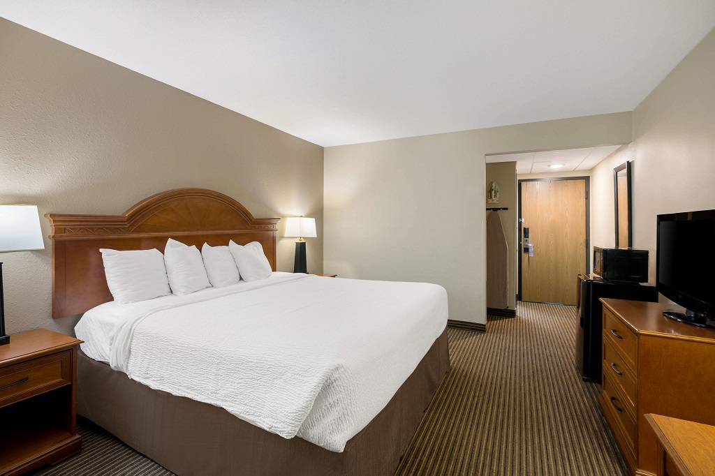 Hotel Revel Minot - Single Bedroom-5