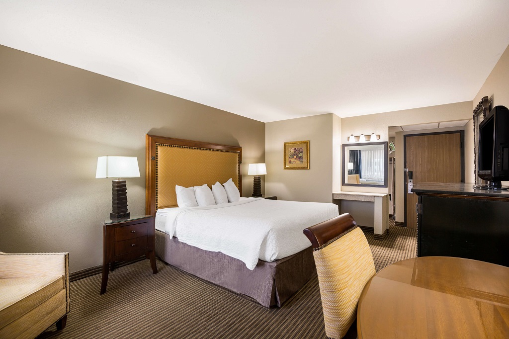 Hotel Revel Minot - Single Bedroom-10