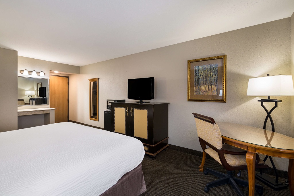 Hotel Revel Minot - Single Bedroom-13