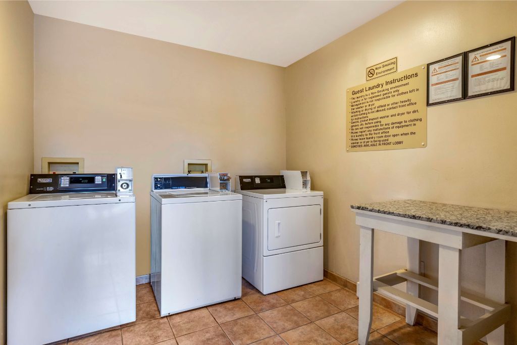 BWP Edinburg Inn & Suites - Laundry Area