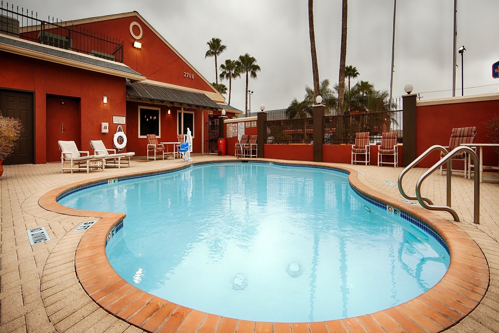 BWP Edinburg Inn & Suites - Outdoor Pool-2