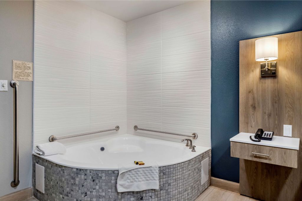 BWP Edinburg Inn & Suites - Single Bed Room with Bathtub