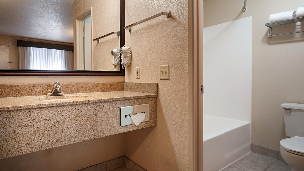 Cajon Pass Inn - Room Bathroom