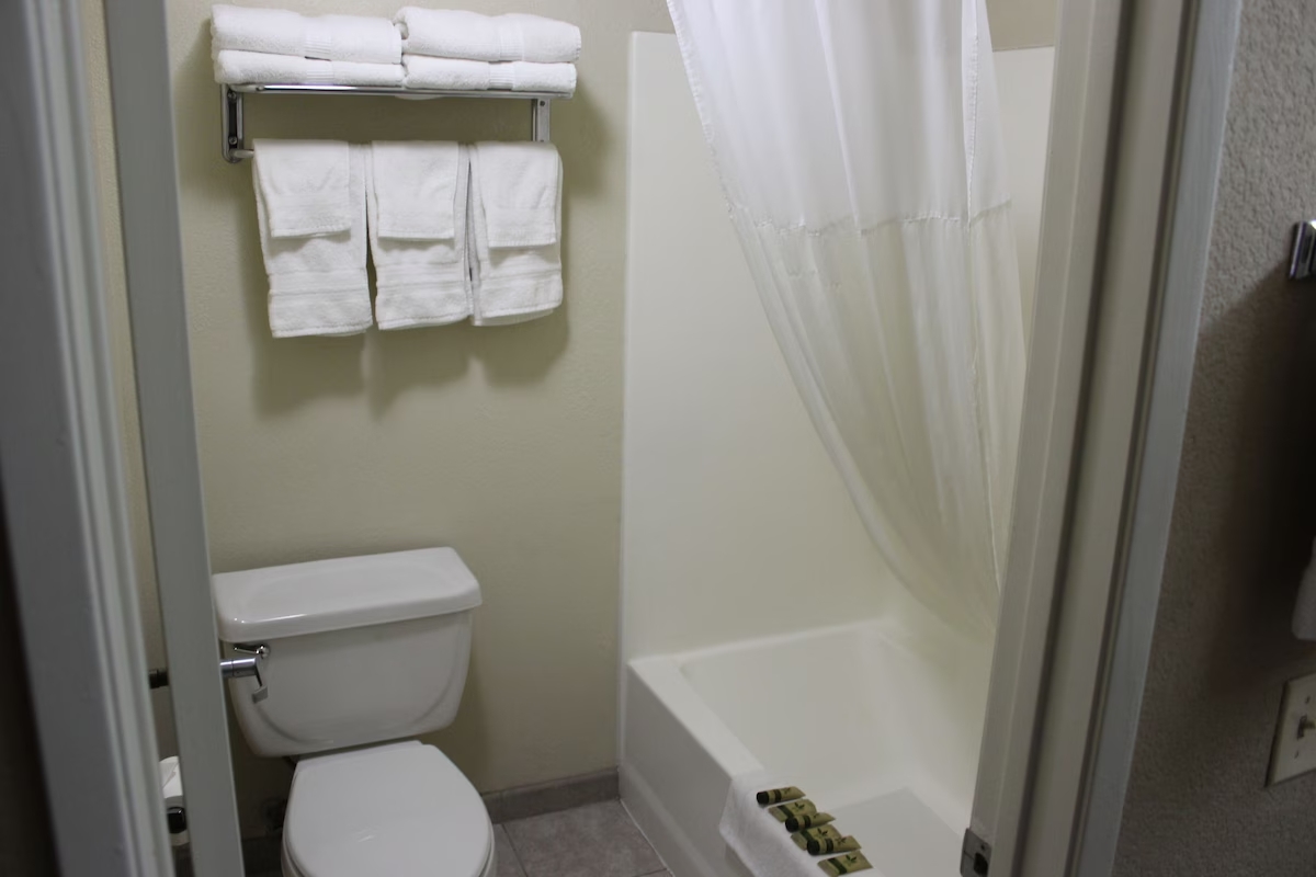 Cajon Pass Inn - Bathtub - free - toiletries