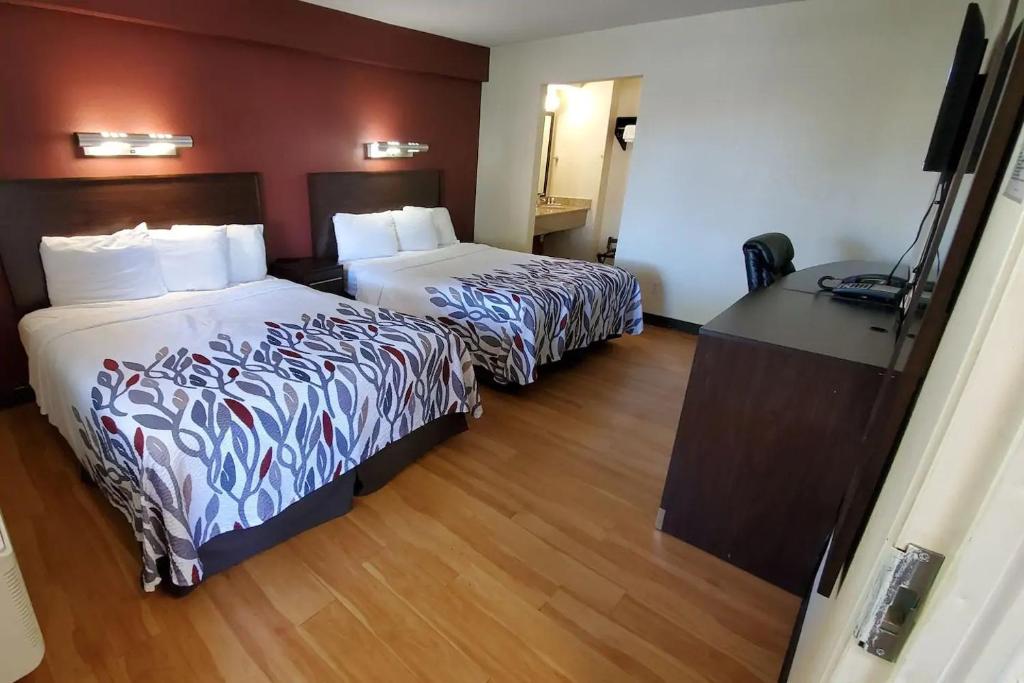 California Inn & Suites Rancho Cordova - Double Beds Room-1