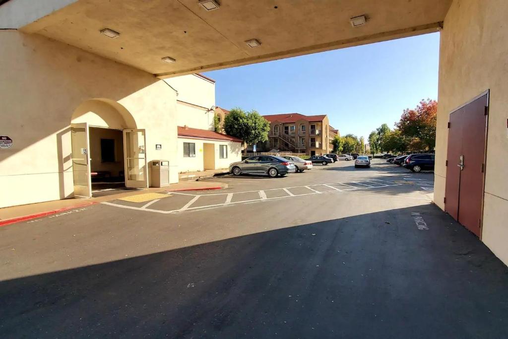 California Inn & Suites Rancho Cordova - Exterior-1