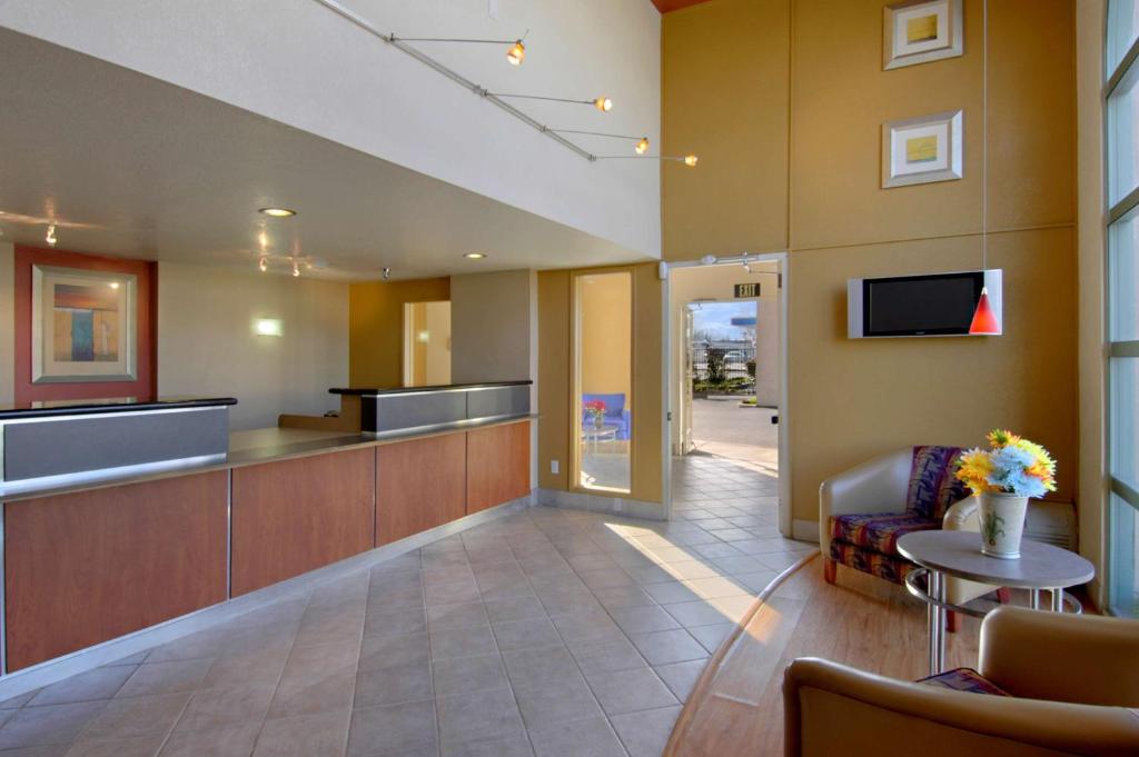 California Inn & Suites Rancho Cordova - Lobby Area