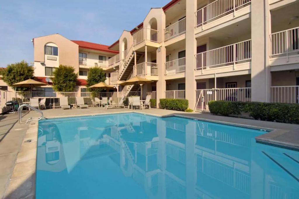California Inn & Suites Rancho Cordova - Outdoor Pool