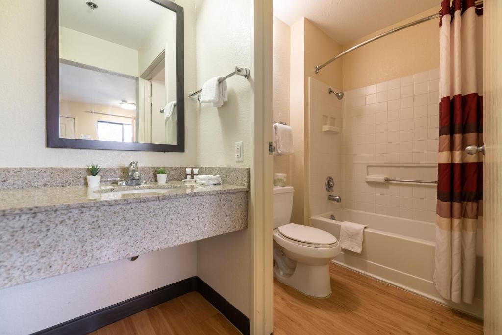 California Inn & Suites Rancho Cordova - Room Bathroom