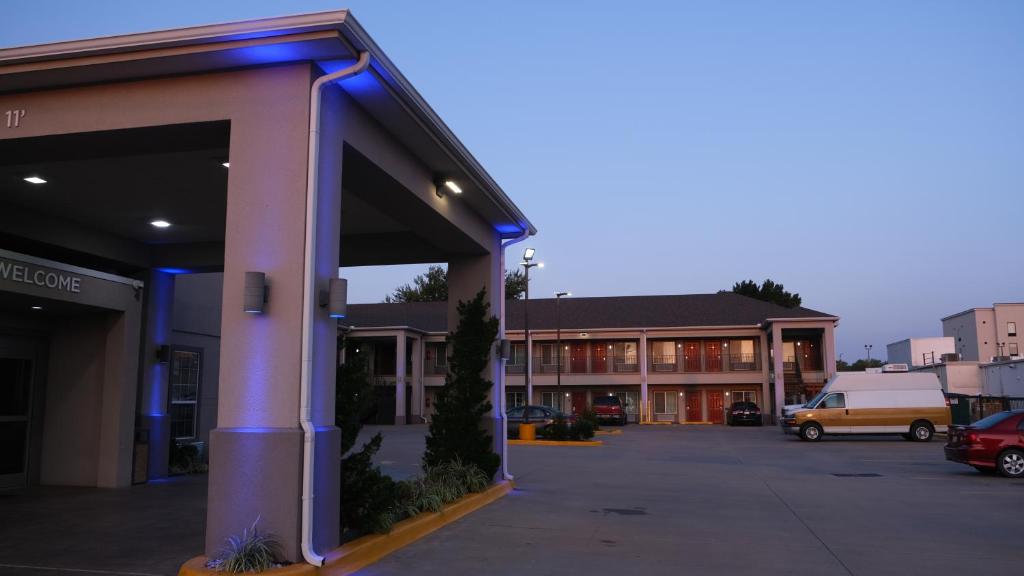 Catoosa Inn & Suites - Hotel Exterior-3