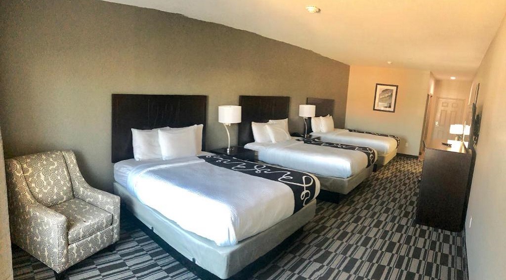 Catoosa Inn & Suites - Triple Bedroom-1