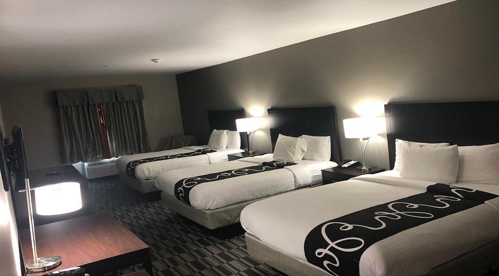 Catoosa Inn & Suites - Triple Bedroom-2