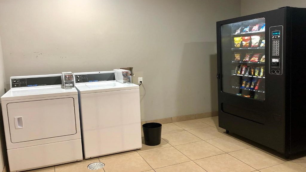 Catoosa Inn & Suites - Laundry Area