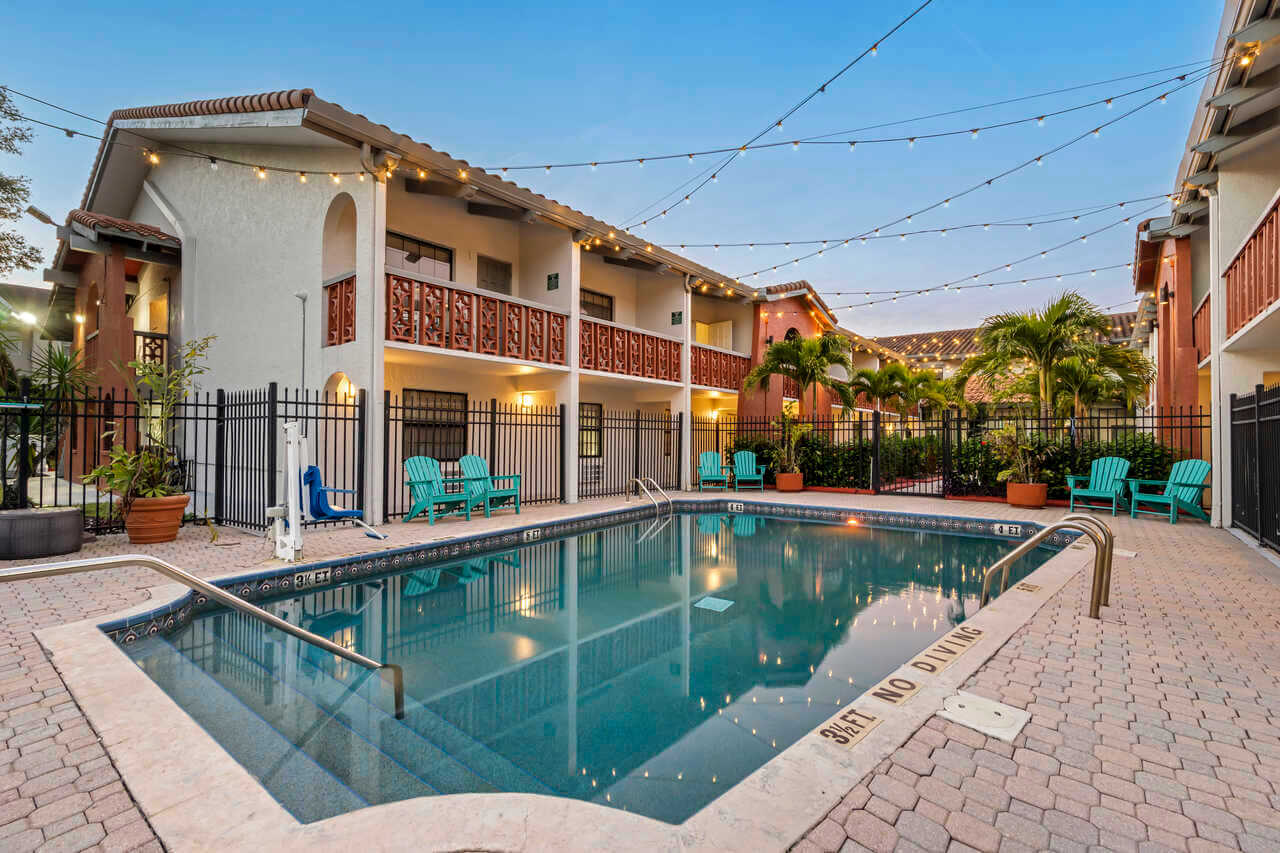 Clarion Pointe Tampa-Brandon Near Fairgrounds And Casino - Outdoor Pool-1