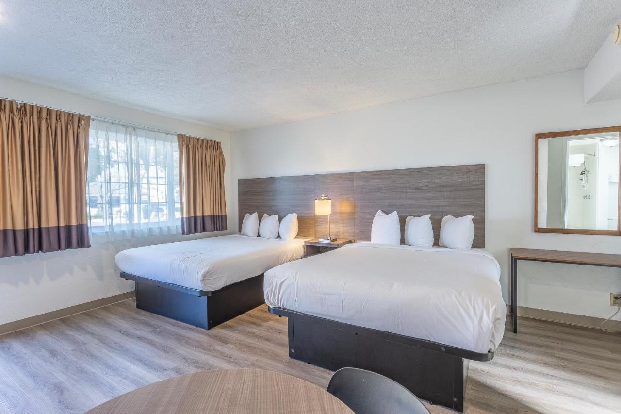 Coastal Breeze Inn Morro Bay - Two Double Bedroom-3