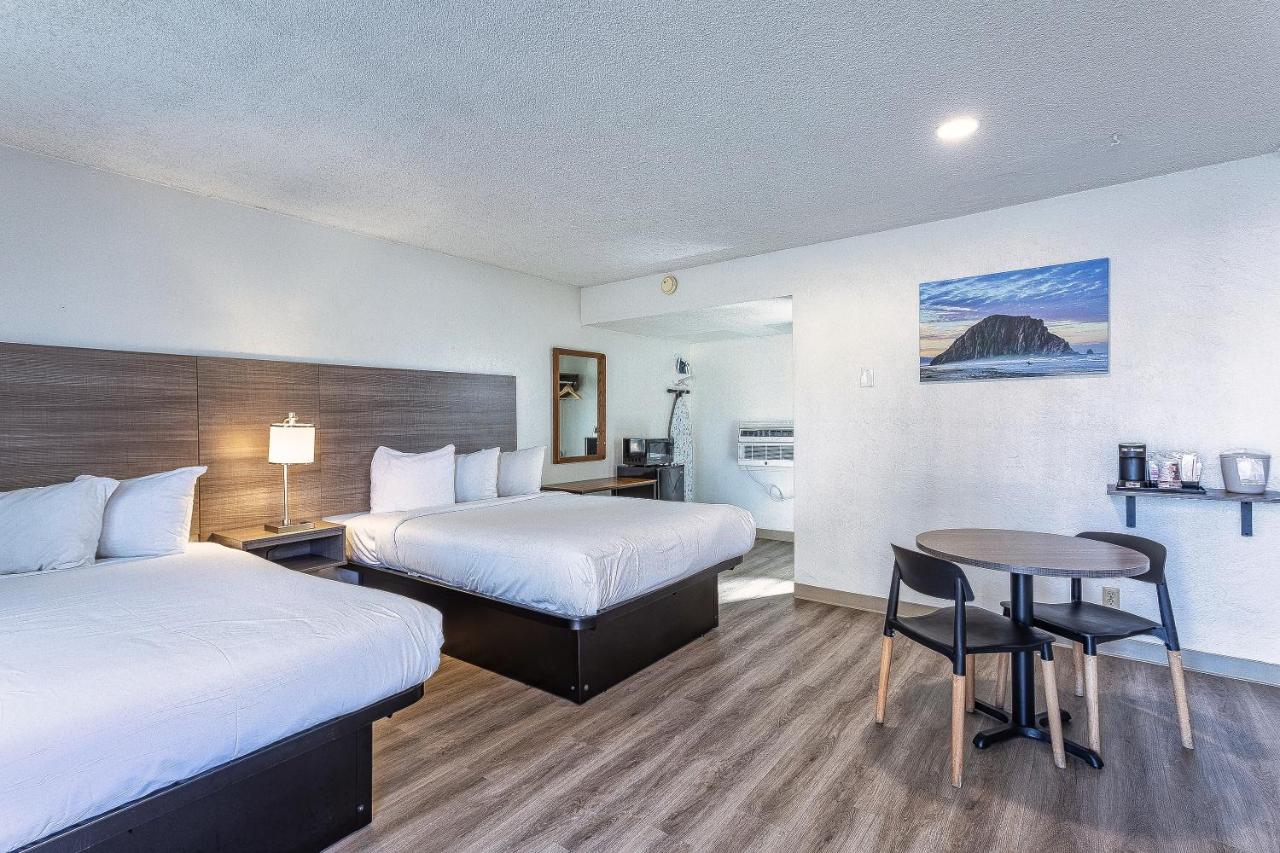 Coastal Breeze Inn Morro Bay - Two Double Bedroom-1