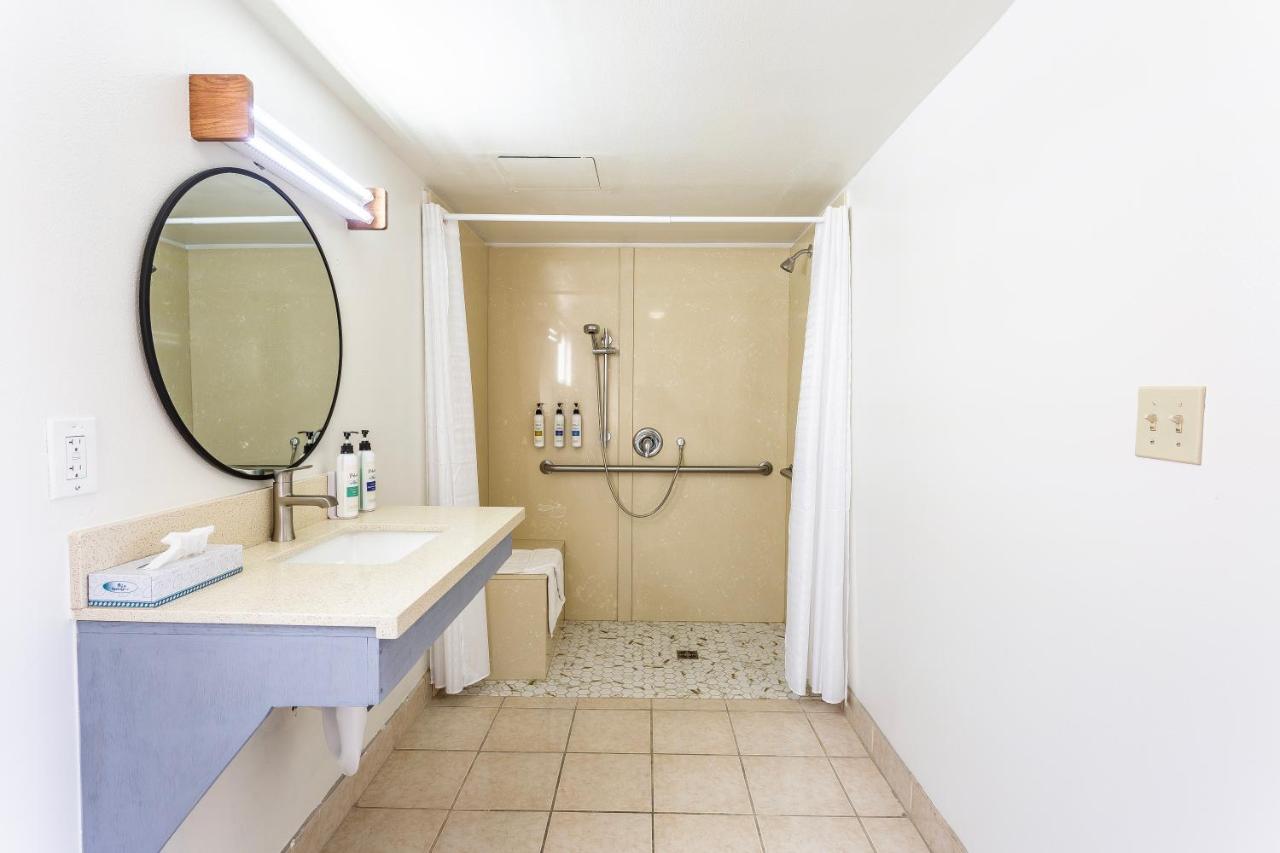 Coastal Breeze Inn Morro Bay - Room Bathroom-2