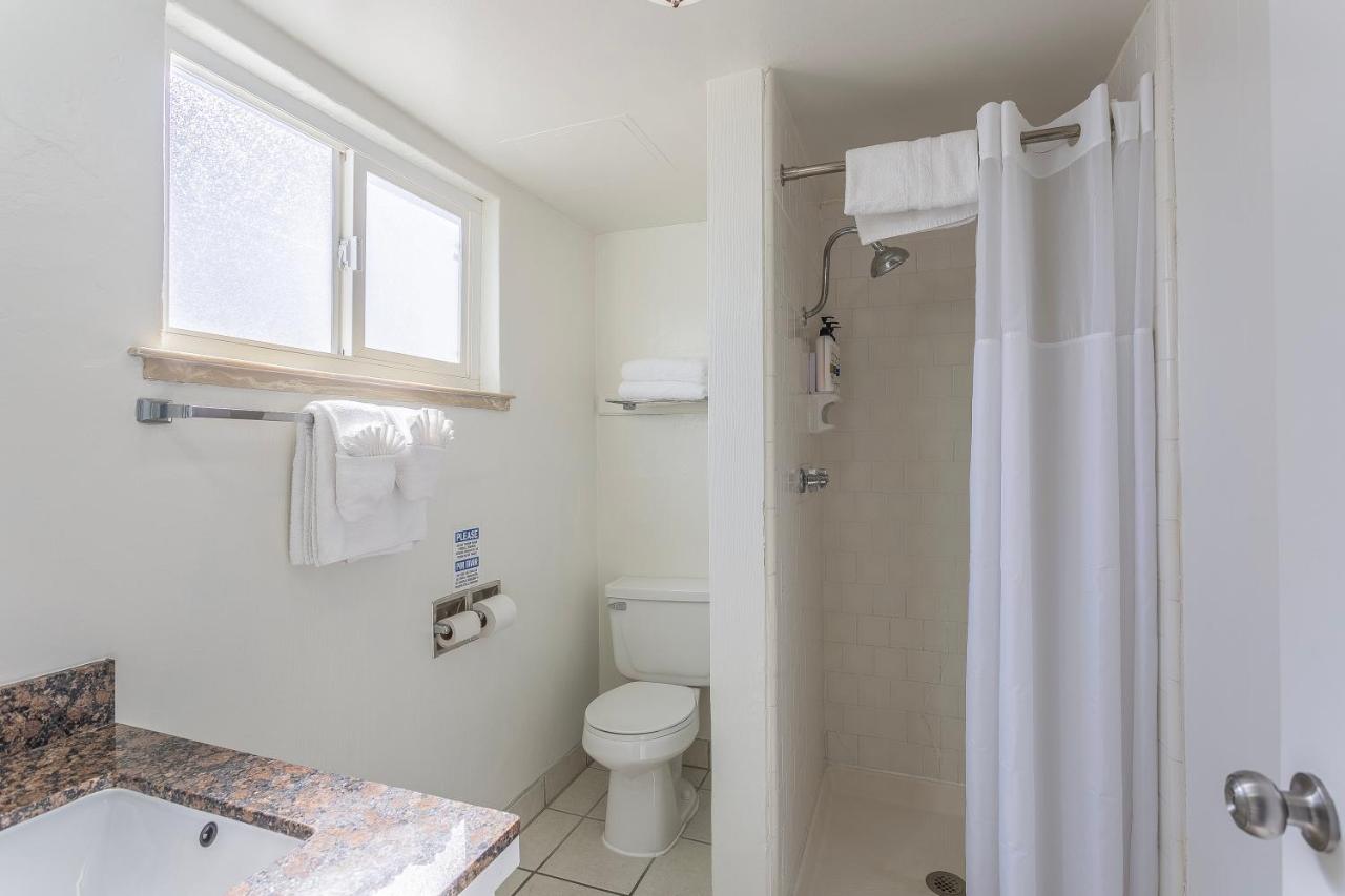 Coastal Breeze Inn Morro Bay - Room Bathroom