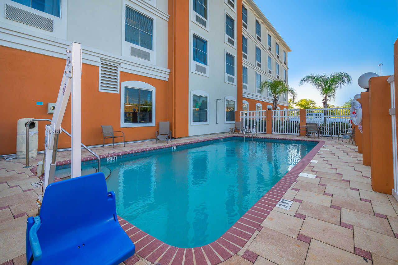 Comfort Inn & Suites Davenport - Outdoor Pool-2