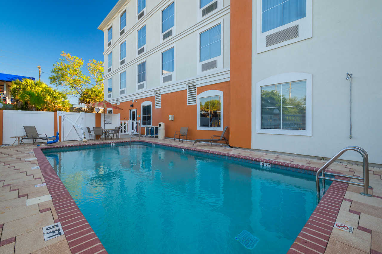 Comfort Inn & Suites Davenport - Outdoor Pool-3