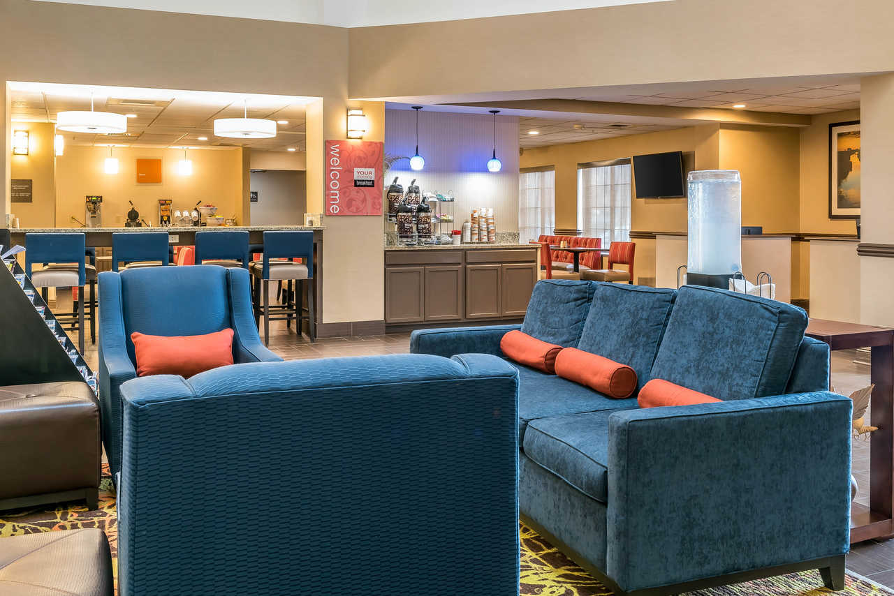 Comfort Suites Springfield - Lobby-3