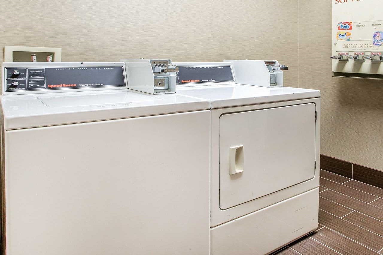 Comfort Suites Springfield - Laundry Area