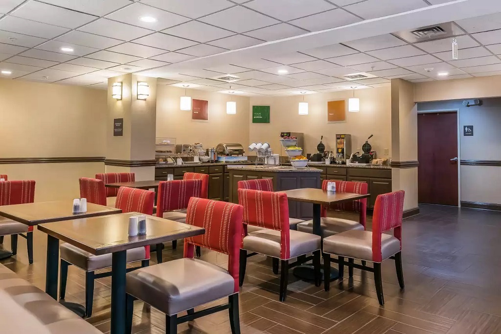 Comfort Suites Springfield - Breakfast Area