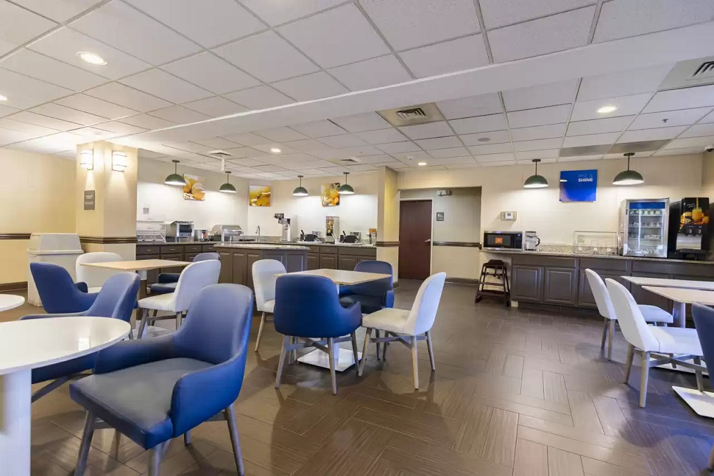 Comfort Suites Springfield - Breakfast Area-2