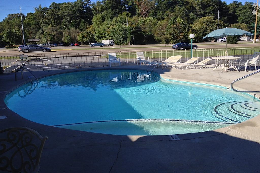 Conner Hill Motor Lodge - Outdoor Pool