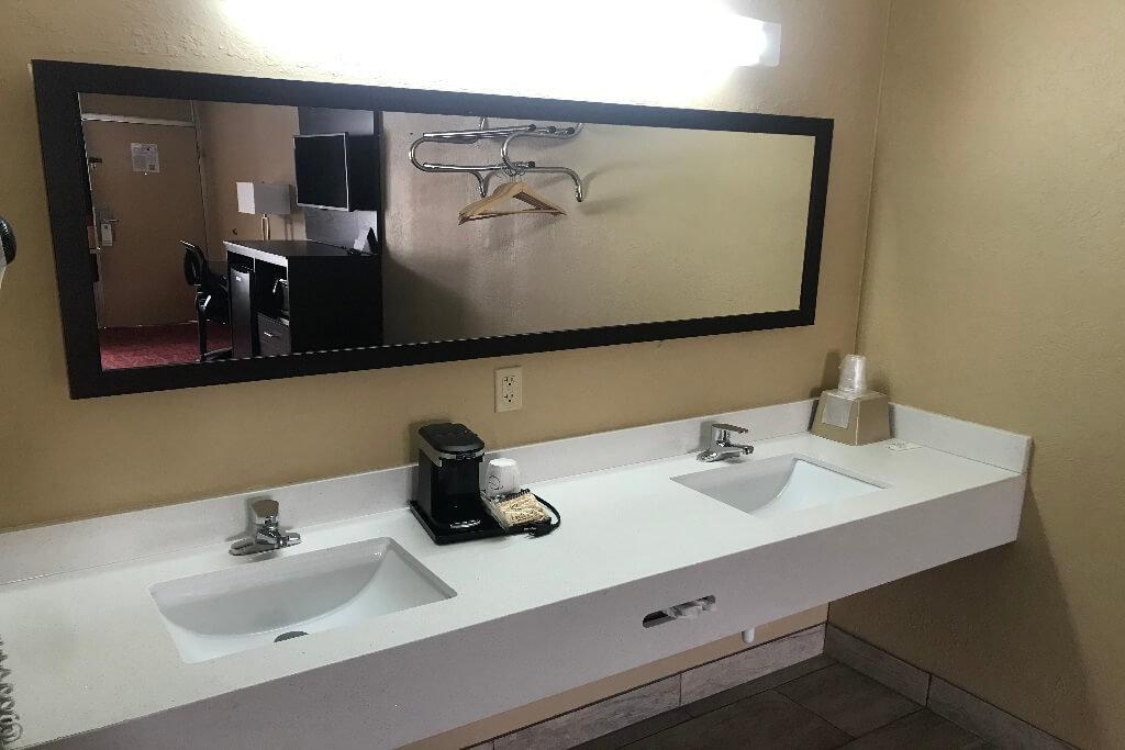 Conner Hill Motor Lodge - Room Bathroom-1