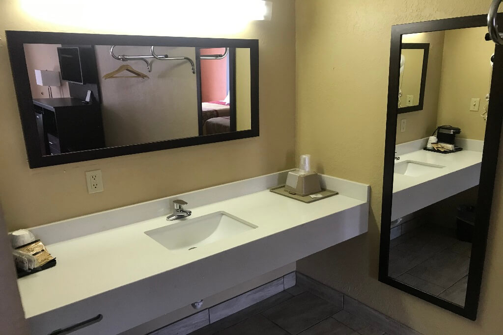 Conner Hill Motor Lodge - Room Bathroom-2